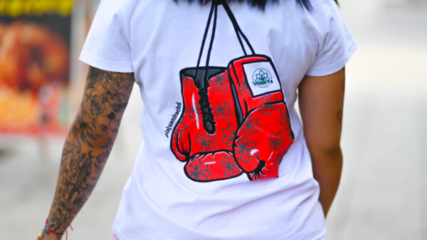 Polera blanca con mangas Unisex - Guantes Boxeo - Imagen 6
