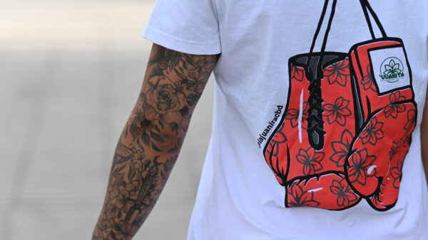 Polera blanca con mangas Unisex - Guantes Boxeo - Imagen 2